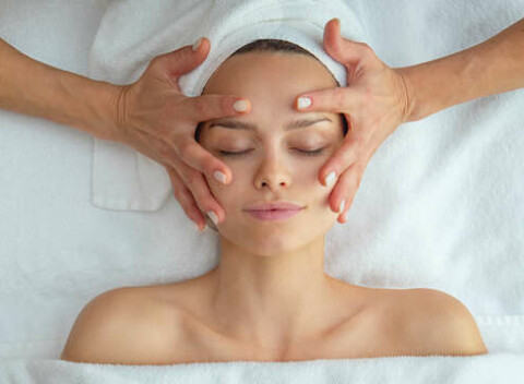 LIMITOVANÁ PONUKA pre nové klientky: Ošetrenie Babor Deluxe, diagnostika pleti a úprava obočia.