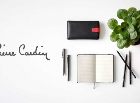 Zápisník, perá, ceruzky a obal na smartphone od Pierre Cardin a Swarovski Elements.