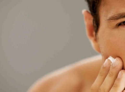 Antistresové ošetrenie pleti pre pánov, zamerané na čistenie, regeneráciu a vyhladenie pleti.