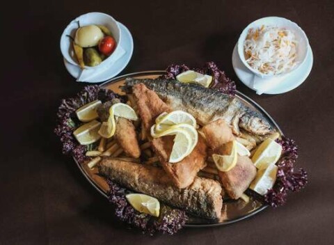 Misa plná mäsa alebo rýb v Reštaurácii u Ernesta pri vodnom mlyne v Jelke.