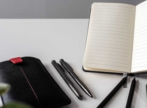 Zápisník, perá, ceruzky a obal na smartphone od Pierre Cardin a Swarovski Elements.