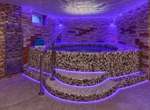 Vstup do wellness s bazénom, vírivkou a saunou na 60 alebo 90 minút vo W hoteli.