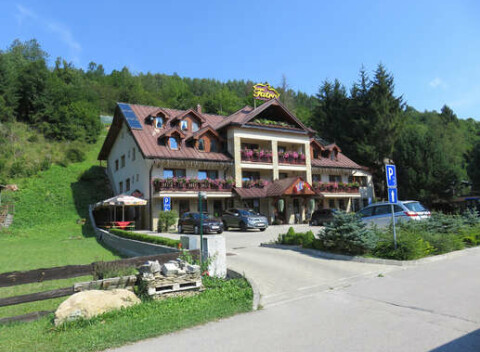Hotel Fatra s vlastnou jaskyňou v centre Terchovej, blízko Jánošíkových dier.