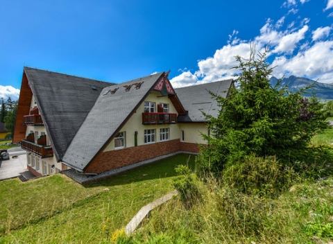 Dovolenka v Tatrách v penzióne Lomnický s výhľadom na Lomnický štít, wellness a polpenziou.