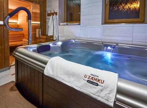 Pobyt na hranici Juhomoravska a Zlínska v Penzióne U Zámku s privátnym wellness, sektom aj vínom + polpenzia.