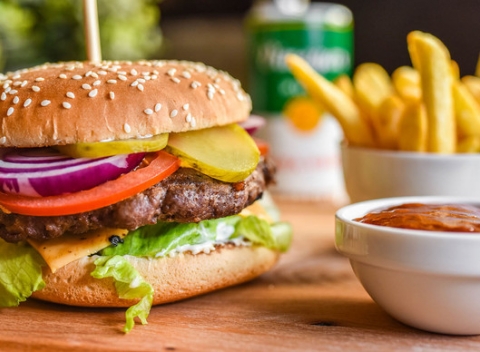 Lahodný a chrumkavý domáci burger s hranolkami a barbecue omáčkou v Dilema restaurant.