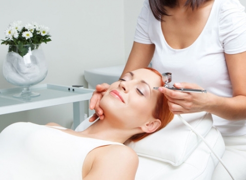 Mikrodermabrázia, biostimulačný laser alebo lymfodrenáž pre čistú a krásnu pleť.