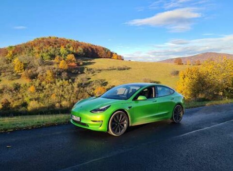 Jazda na unikátnej Tesla Model 3 – zažite dychberúce zrýchlenie a technológiu 21. storočia.