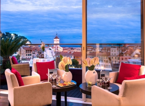 Elegantný hotel so strešnou terasou blízko Starého mesta v Nice, raňajky a welcome drink.