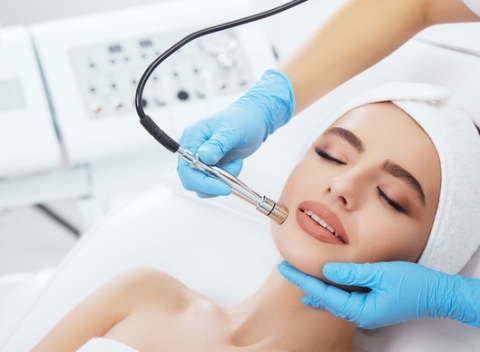 Mikrodermabrázia alebo norkové riasy v Miracle Studio Košice. Vdýchnite nový život vašej pleti!