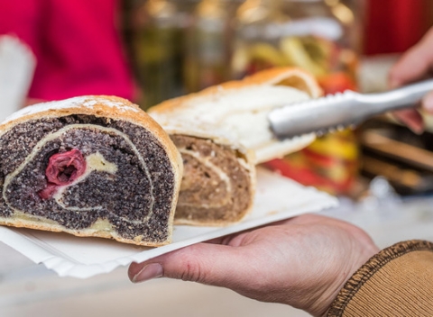 Varené vínko, punč a štrúdľa na vianočných trhoch v charitatívnom stánku.