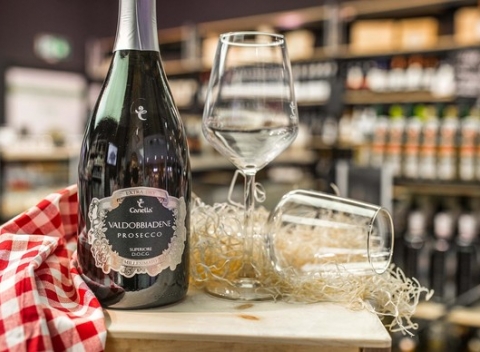 Fľaša Prosecca Superiore D.O.C.G. - Millesimato či Prosecco koktejl s broskyňami či jahodami.