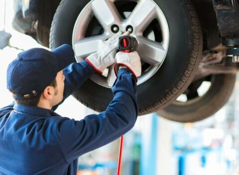 Kompletné prehodenie alebo prezutie pneumatík s vyvážením v autoservise LP Autoservis.