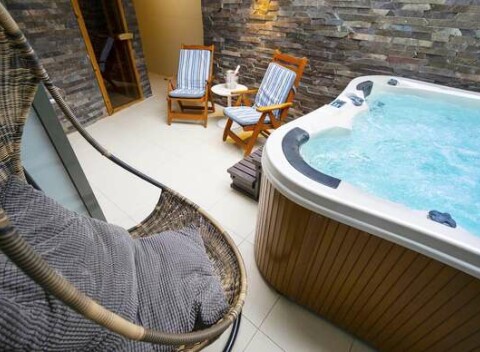 Privátne wellness pre dvoch s fľašou sektu v RETRO Sport & Wellness.