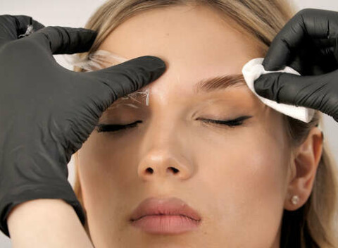 Laminácia obočia s farbením a dokonalé mihalnice vďaka lash liftingu vo Freya Nail & Bar.