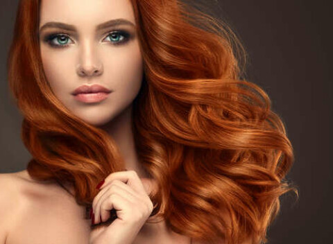 Dámsky strih s výživnou kúrou alebo farbenie vlasov v salóne EVELYN style.