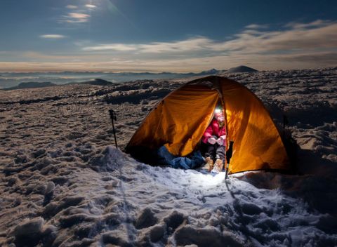 Kurz zimného táborenia pre jednu osobu. Nezabudnuteľná expedícia v obklopení krásnej rakúskej alpskej prírody.