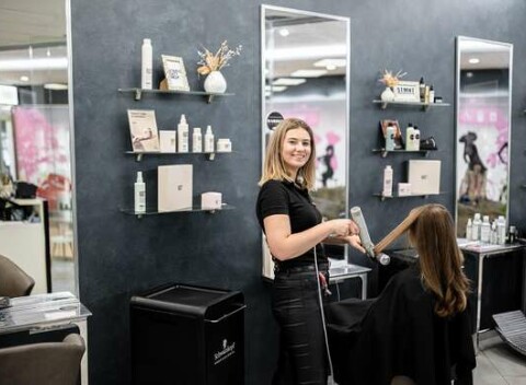 Profesionálny strih a fúkaná s profesionálnou hairstylistkou v OC Galérii, aj v OC Auparku.