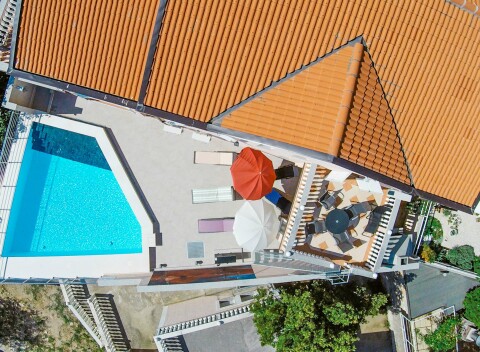 Chorvátsky Karlobag len 400 m od pláže pre 4-6 osôb v Apartmánoch Kathy s bazénom + vybavená kuchyňa