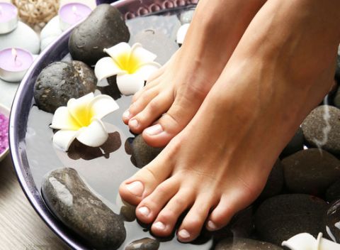 Mokrá pedikúra či wellness balík pre vaše chodidlá. Kompletné ošetrenie chodidiel, prstov a nechtov.