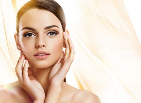 Darček pre náročnú pleť – diamantová mikrodermabrázia, ošetrenie kyselinou hyaluronovou či kolagénom.