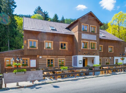 Krkonoše: Pec pod Sněžkou v štýlovom Hoteli Hvězda *** s polpenziou, degustačnou večerou a saunou.