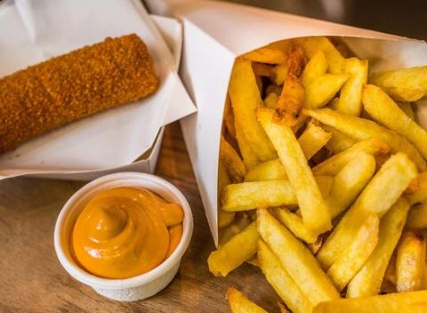 Skutočné domáce, čerstvé a veľké hranolky s omáčkou, nápojom a croquette vo Fresh Markete.