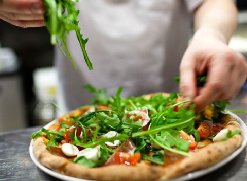 Obľúbená chrumkavá Chilli pizza podľa výberu v Europa Shopping Center.