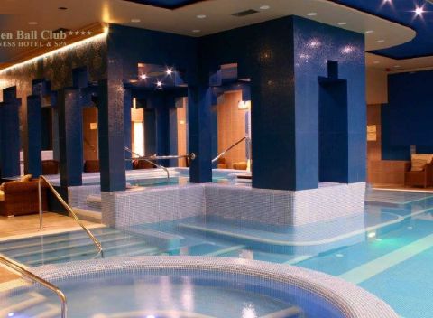 Kráľovský relax v 4* Golden Ball Club Wellness & Spa Hoteli v centre Győru.