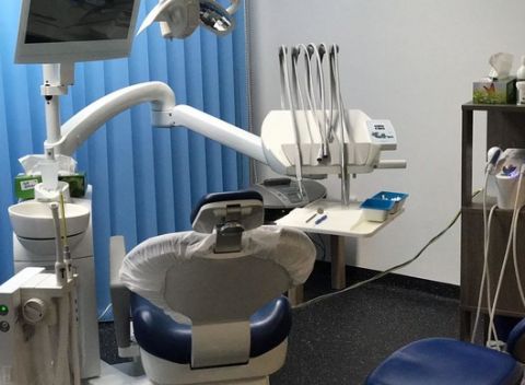 Profesionálna dentálna hygiena s pieskovaním pre krásne a žiarivé zuby.