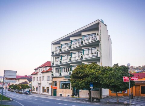 Pobyt v centre Luhačovíc: Hotel Krystal *** s raňajkami, relaxačnou masážou a zľavou do plavárne