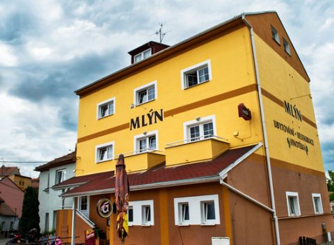 Penzión Mlýn s raňajkami alebo polpenziou a možnosťou neobmedzenej konzumácie vína s rautom.