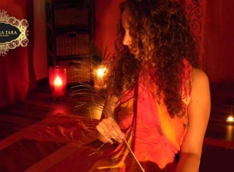 Zmyselná tantrická masáž EXOTIC s esenciou diaľok alebo tradičná tantra masáž CLASSIC.