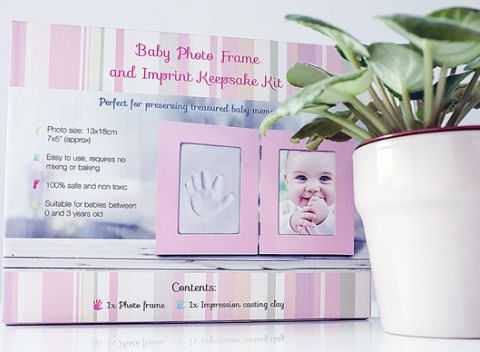 Detské fotoalbumy alebo originálny detský rámik s plochou pre odtlačok rúčky alebo nožičky.