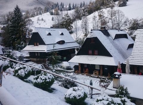 Oddych v krásnych dobových dreveniciach Jánošíkov dvor s polpenziou a dieťaťom do 12 rokov zdarma.