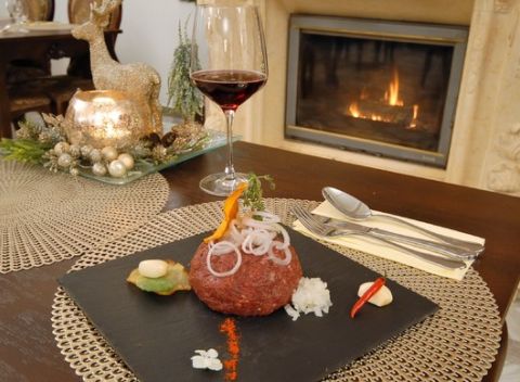 XXL tatarák s hriankami alebo pirohy plnené kačacím mäsom na dusenej červenej kapuste.