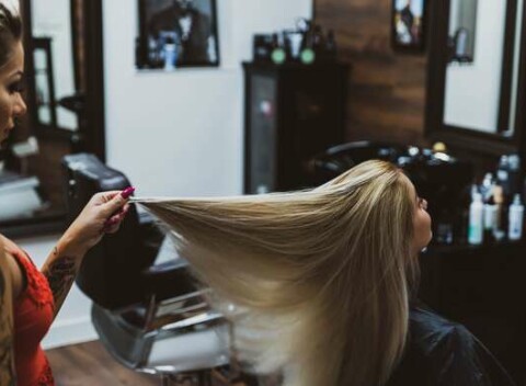 Barber strih s úpravou brady, farbenie vlasov so stylingom pre dámy v kaderníctve Kristi Kliment