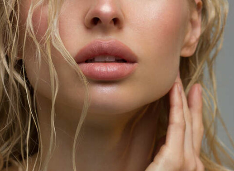 Zväčšenie pier kyselinou hyalurónovou v Evia Clinic pre dokonalý a prirodzený výsledok.