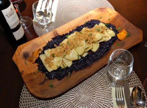 XXL tatarák s hriankami alebo pirohy plnené kačacím mäsom na dusenej červenej kapuste.