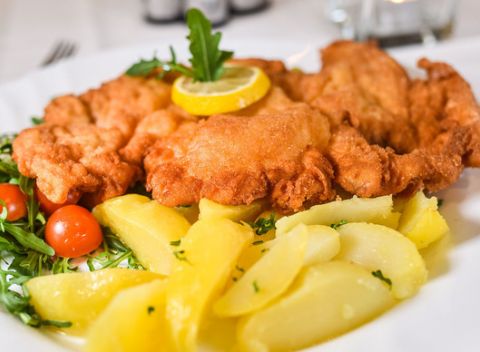 Viedenské menu v Petržalke - teľací Wiener Schnitzel a slepačia polievka.