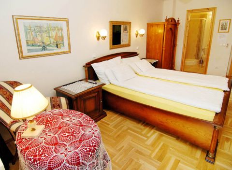 Maďarské kúpele Eger: hotel pri zámku, polpenzia, wellness + celodenný vstup do termálov.