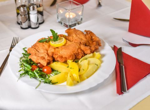 Viedenské menu v Petržalke - teľací Wiener Schnitzel a slepačia polievka.