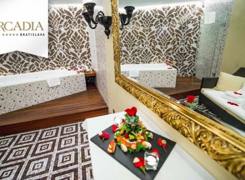 Privátne deluxe SPA so sektom a ovocím či syrmi a čokoládovými pralinkami pre 2 v Arcadia Hotel*****.
