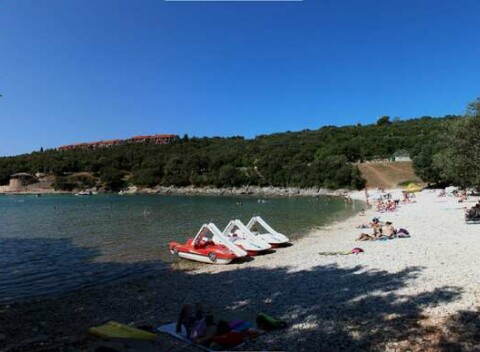 FIRST MINUTE CHORVÁTSKO: Rodinné apartmány Unija len 200 m od pláže (kamienková alebo štrková)