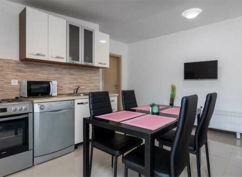 Letná dovolenka v apartmánoch Magdalena**** v malebnom mestečku Karlobag, len 400 metrov od pláže