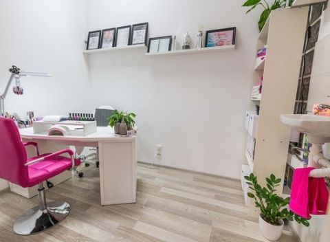 Modelácia nových gélových nechtov na rukách alebo na nohách v salóne krásy na Sedmokráskovej.