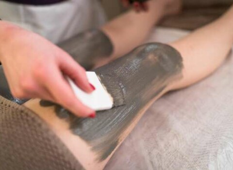 Bahenný zábal z Mŕtveho mora na celulitídu Zázračné bahno v štúdiu Vibe 35