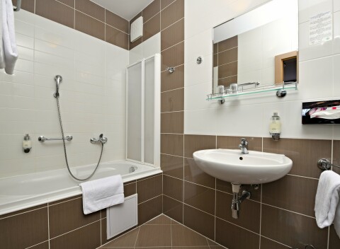 Hluboká nad Vltavou pri zámku: LH Parkhotel Hluboká **** s polpenziou, wellness + víno