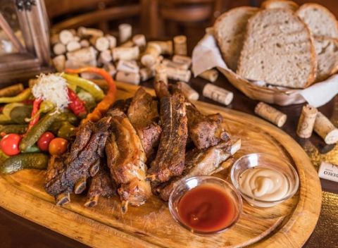 Marinované grilované rebierka s prílohami - porcia pre dvoch v Českej pivnici.