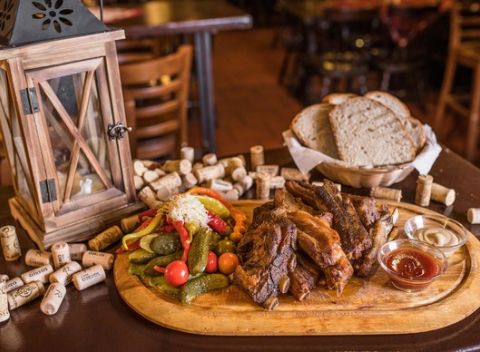 Marinované grilované rebierka s prílohami - porcia pre dvoch v Českej pivnici.